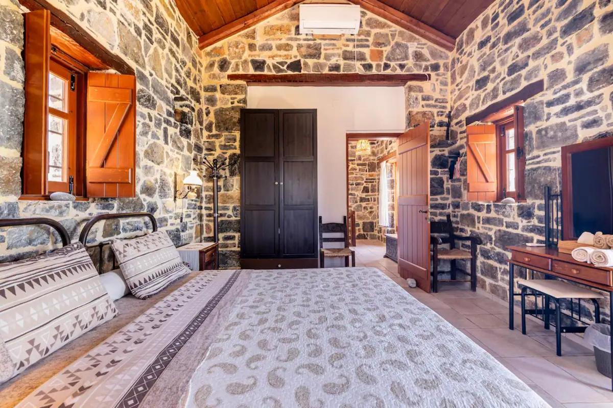 Traditional Stone House By The Sea... Kapetanianá 外观 照片