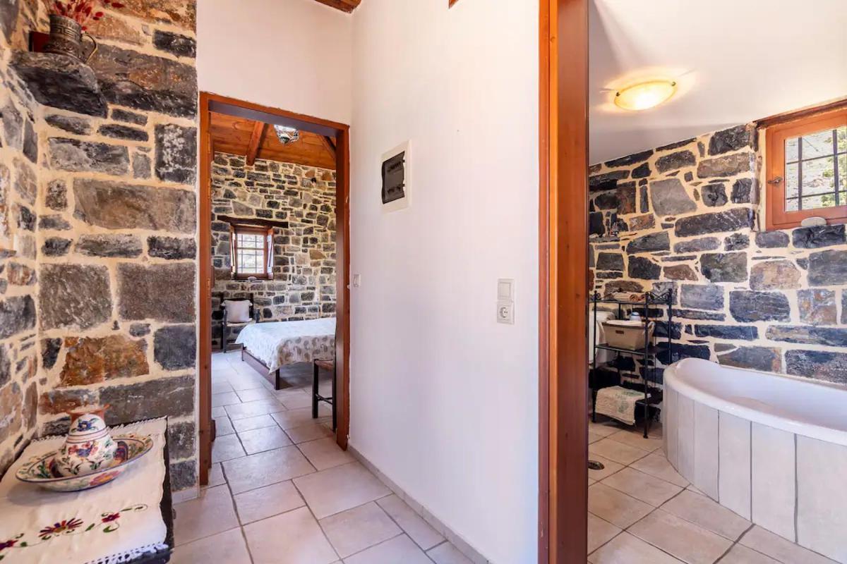 Traditional Stone House By The Sea... Kapetanianá 外观 照片
